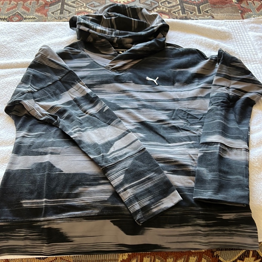 Women’s Puma workout hooded long sleeve top in black and gray.